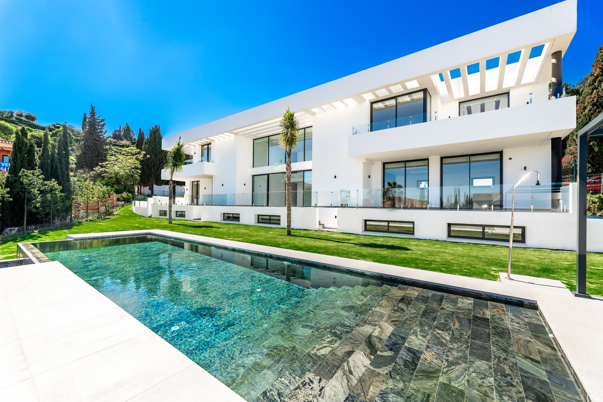 Casa de 6 Dormitorios en venta en El Paraíso, Estepona