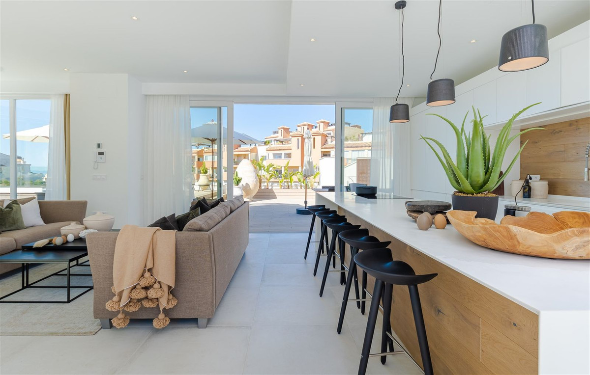 Casa de 9 Dormitorios y 11 Baños en venta en Riviera del Sol, Mijas