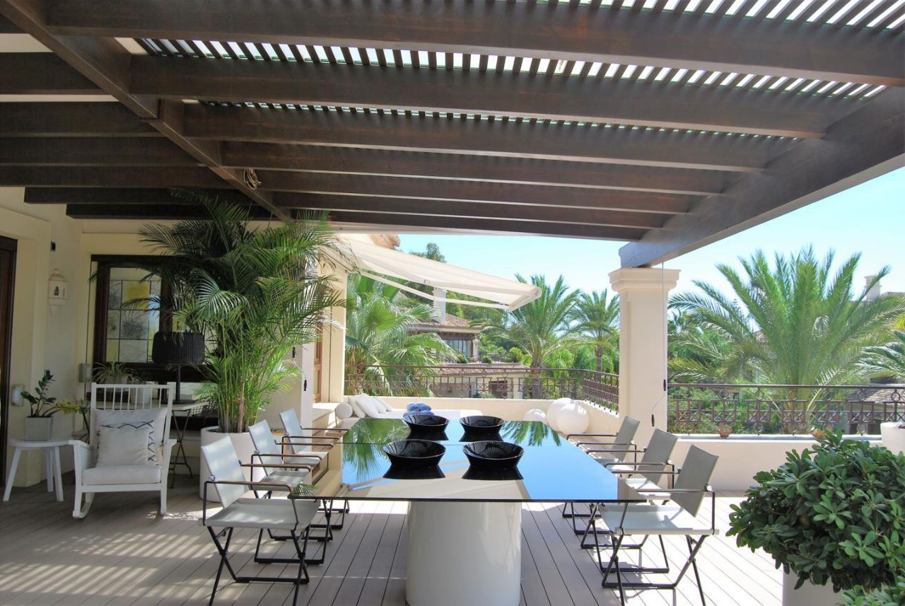 Ático de 5 Dormitorios y 6 Baños en venta en Río Real, Marbella