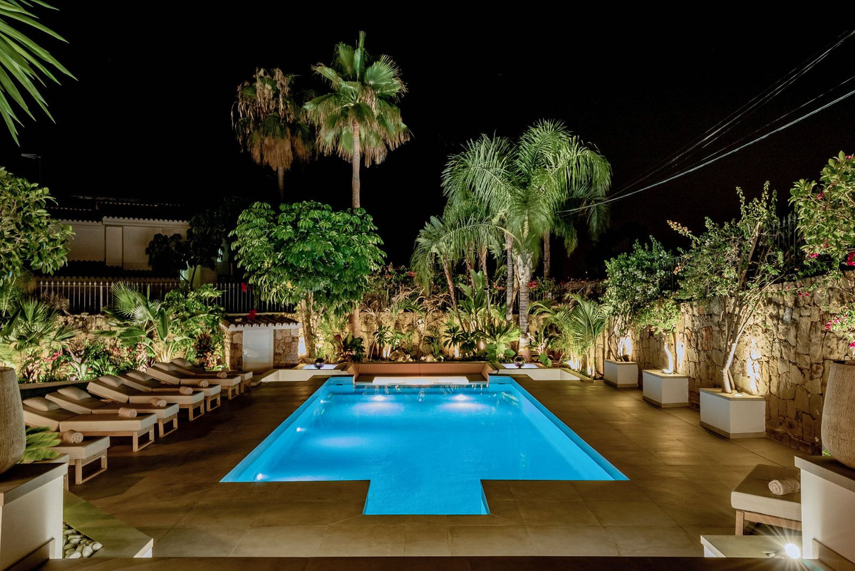 Casa de 6 Dormitorios y 6 Baños en venta en Nagüeles, Marbella