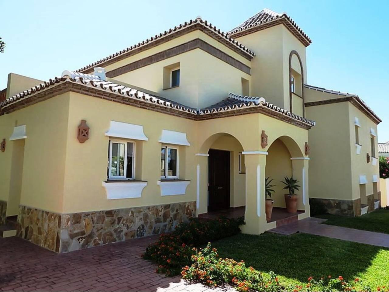 Casa de 3 Dormitorios y 2 Baños en venta en Calahonda, Mijas