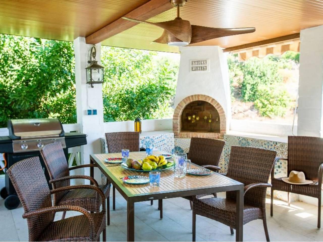 Casa Adosada de 4 Dormitorios en venta en Nerja