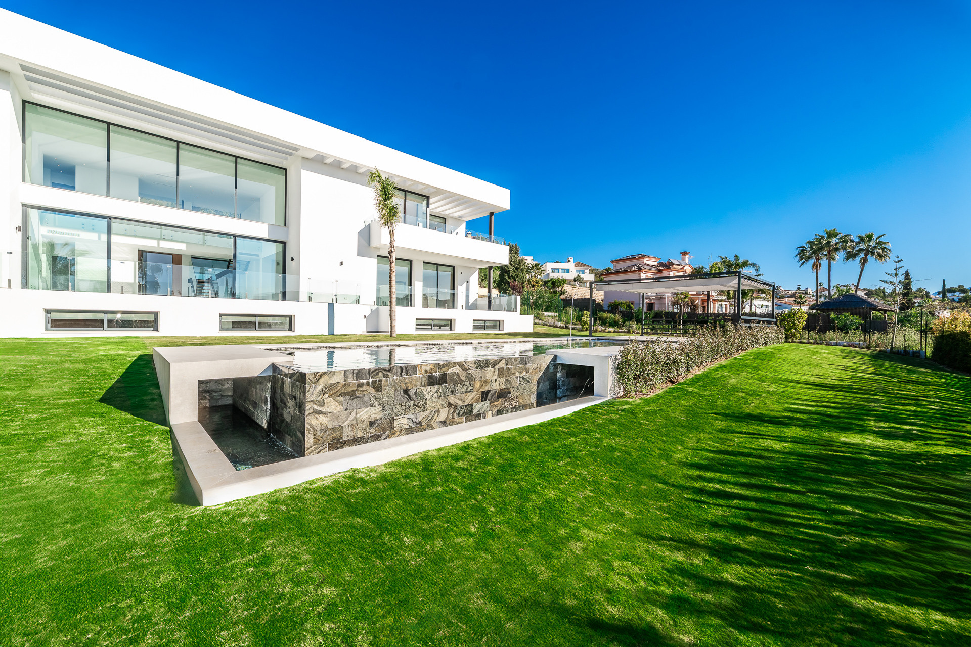 Casa de 6 Dormitorios en venta en El Paraíso, Estepona