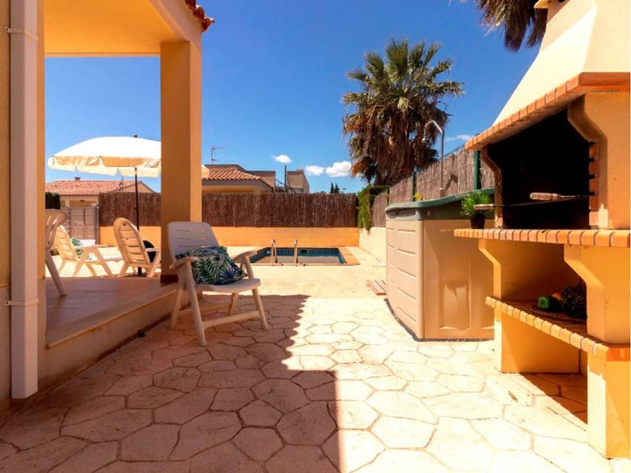 Casa Adosada de 3 Dormitorios en venta en Deltebre