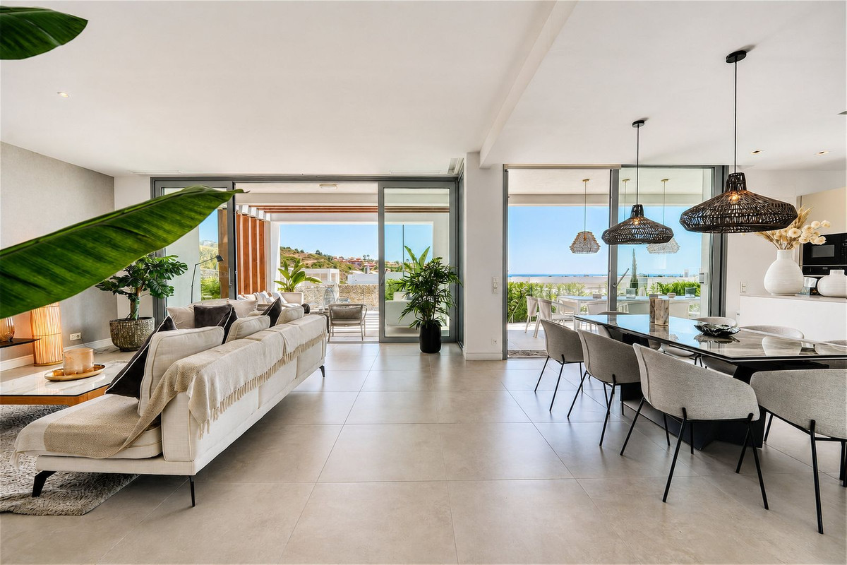 Casa de 6 Dormitorios y 6 Baños en alquiler en Elviria, Marbella