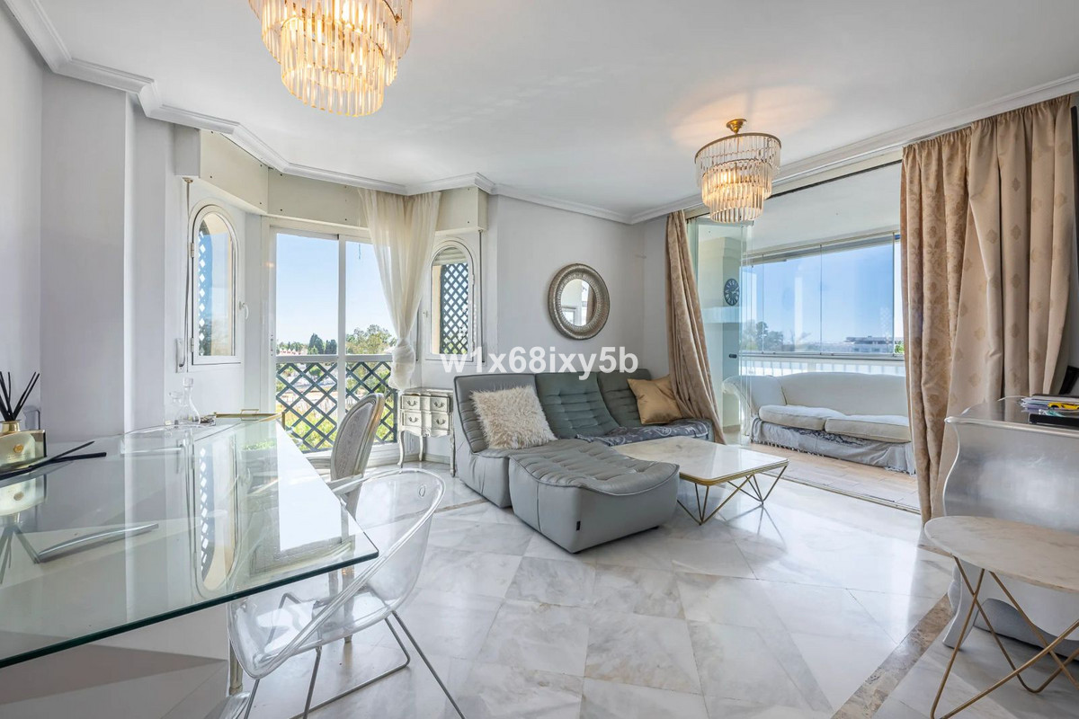 Piso de 2 Dormitorios y 2 Baños en venta en Nueva Andalucía, Marbella