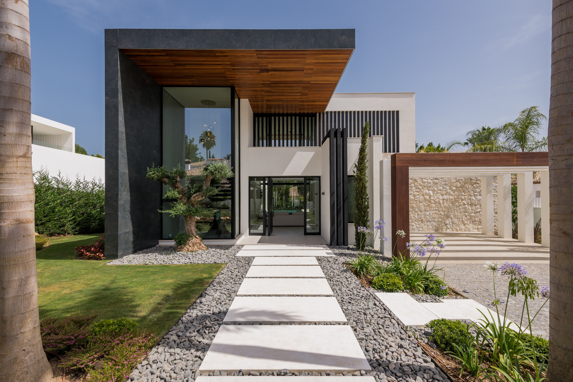 5 Bed, 6 Bath - Villa for Sale in Nueva Andalucia, Marbella