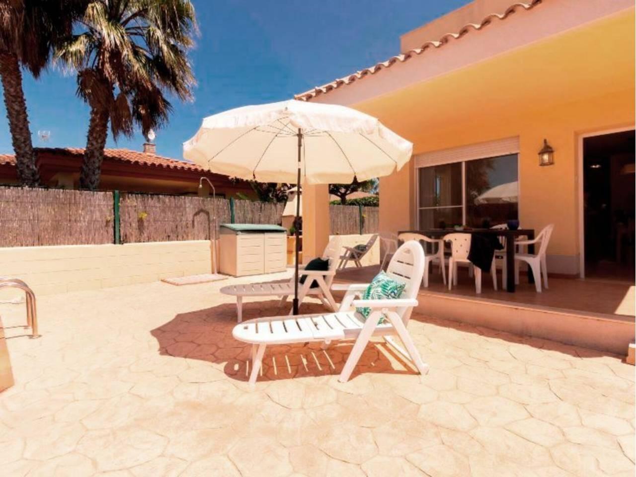 Casa Adosada de 3 Dormitorios en venta en Deltebre