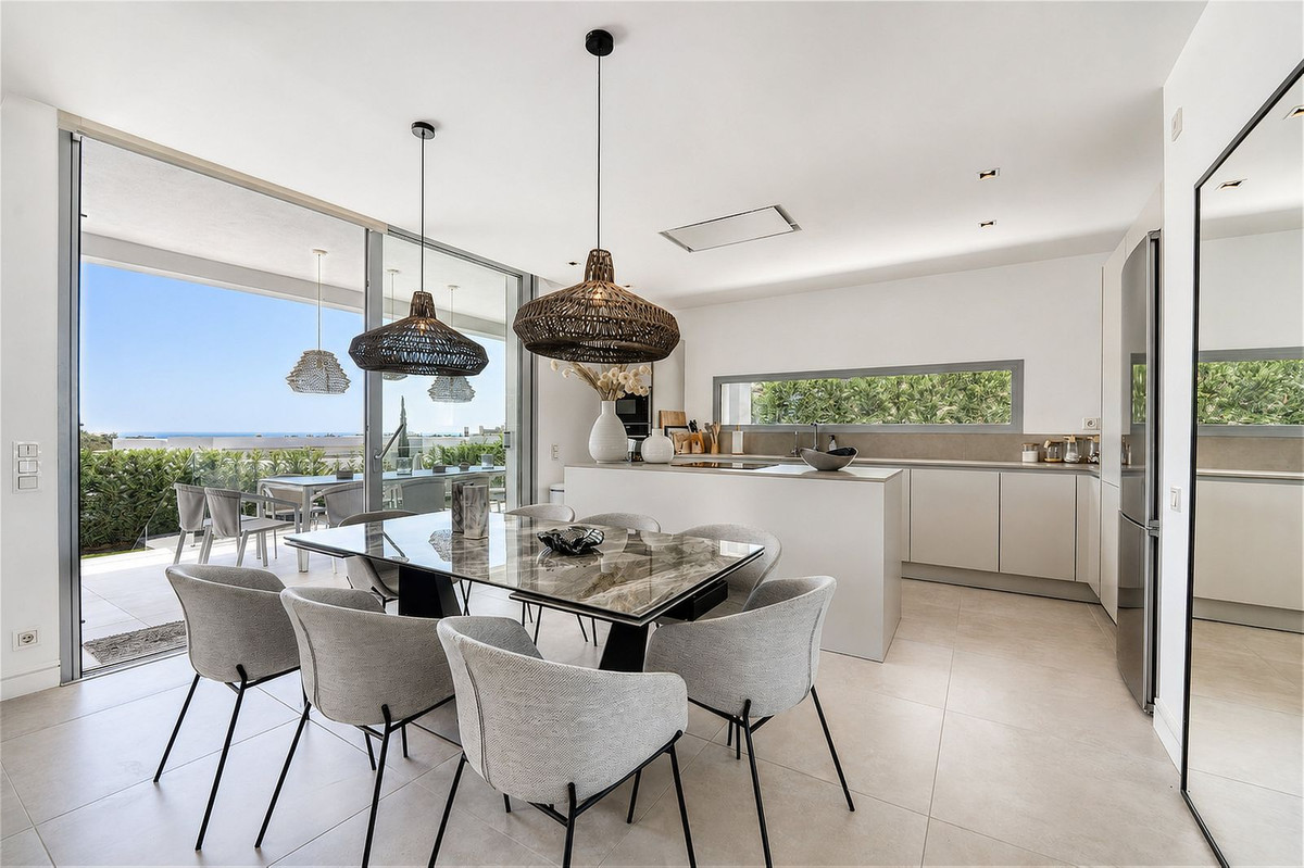 Casa de 6 Dormitorios y 6 Baños en alquiler en Elviria, Marbella