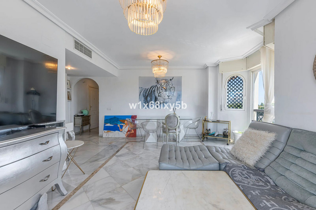 Piso de 2 Dormitorios y 2 Baños en venta en Nueva Andalucía, Marbella