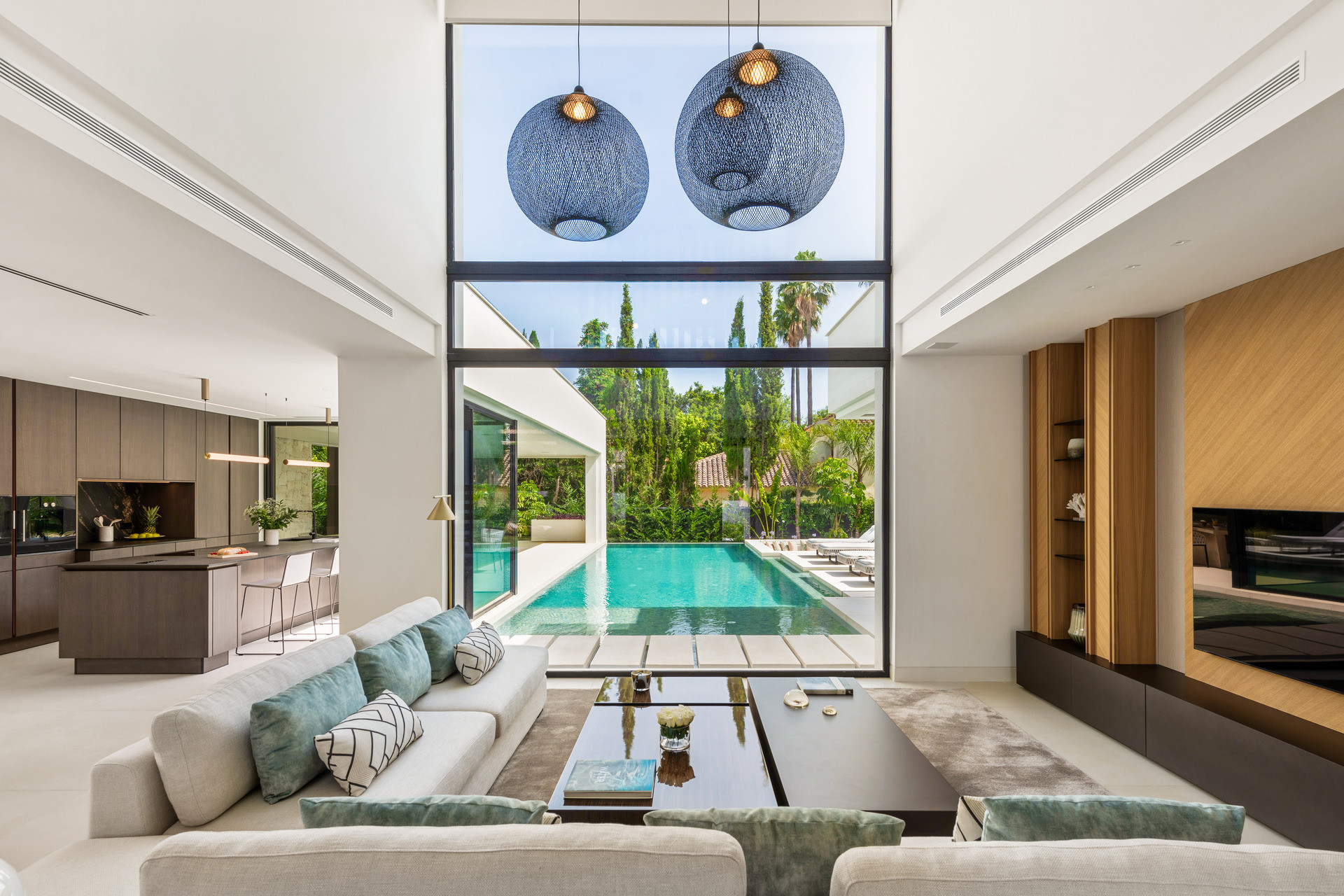 5 Bed, 6 Bath - Villa for Sale in Nueva Andalucia, Marbella