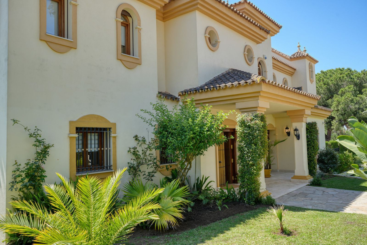 7 Bed, 4 Bath - Villa for Rent in Costabella, Marbella