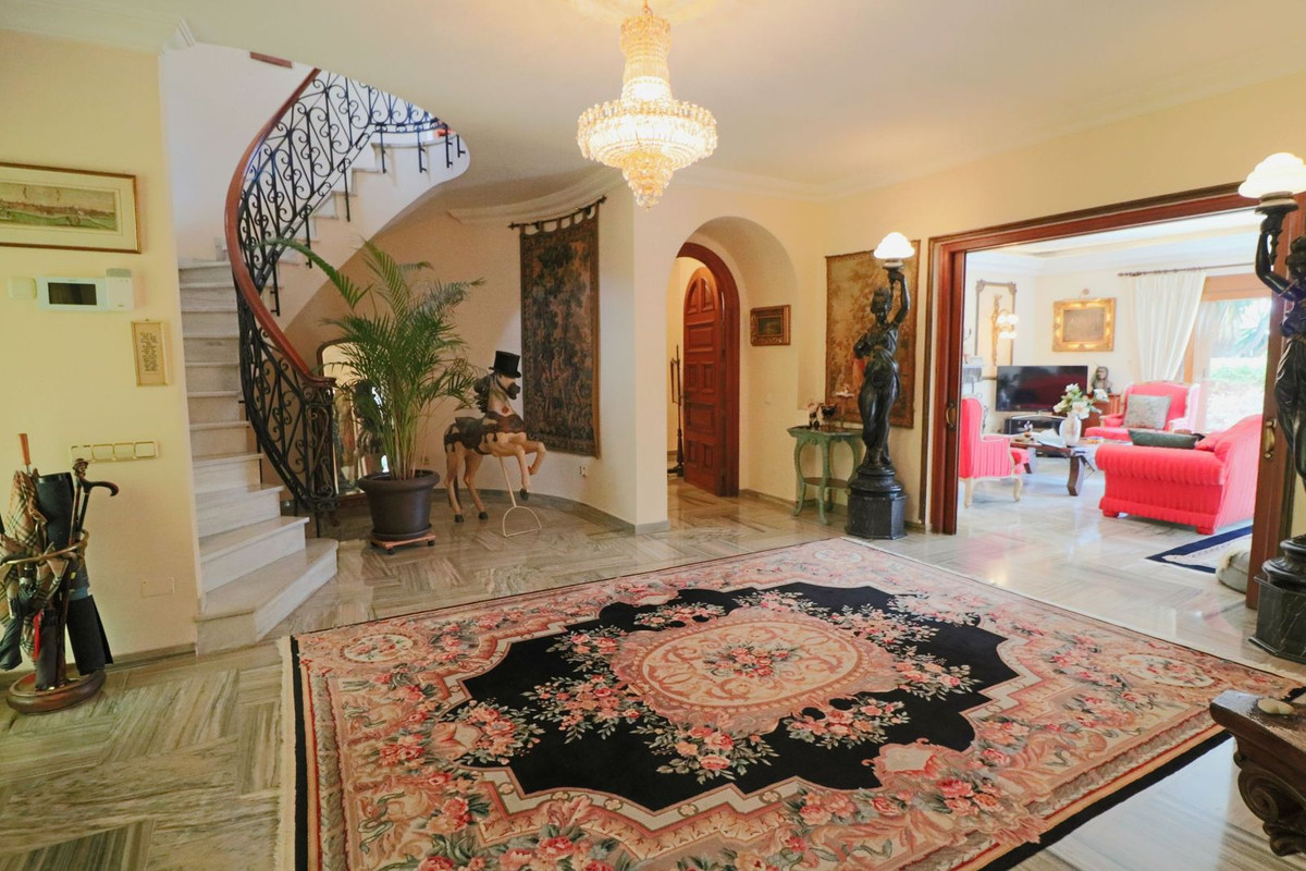 Casa de 6 Dormitorios en venta en El Paraíso, Estepona