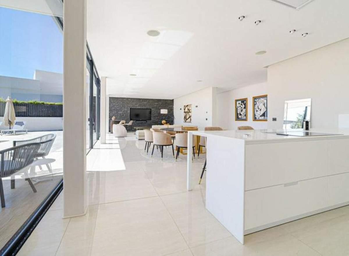 Casa de 6 Dormitorios en venta en Nueva Andalucía, Marbella