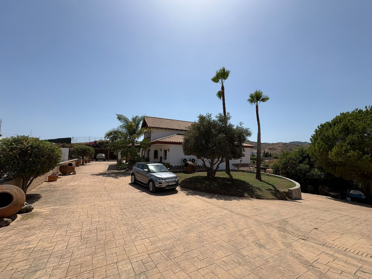 Casa de 5 Dormitorios y 5 Baños en alquiler en La Cala de Mijas