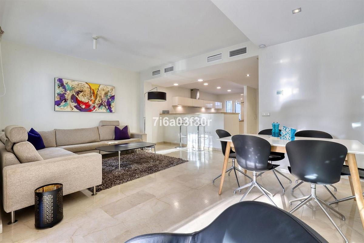 Casa Adosada de 5 Dormitorios y 3 Baños en venta en San Pedro de Alcántara