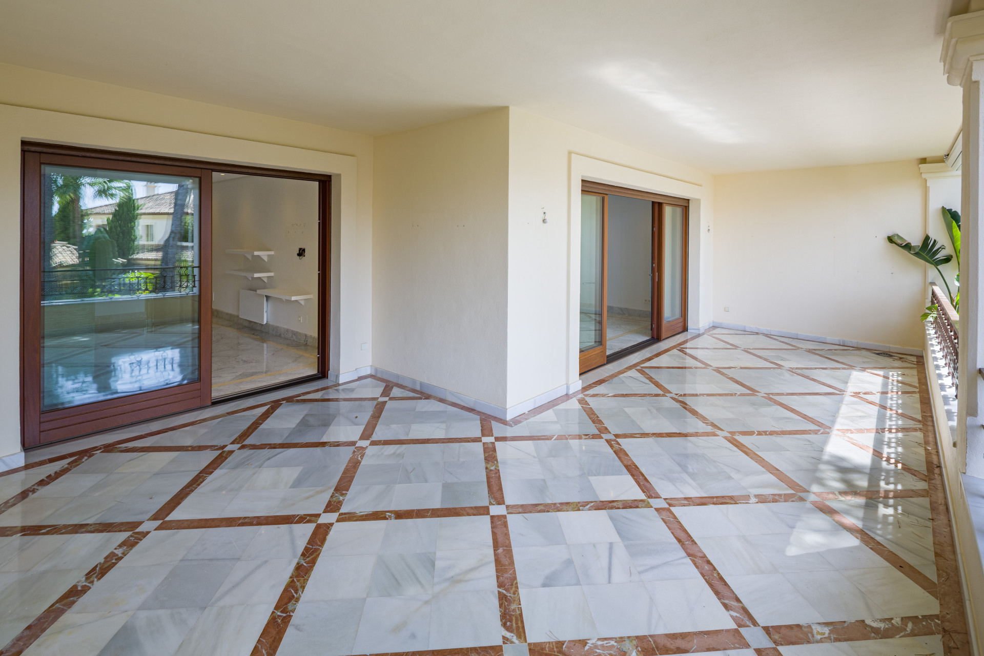 2 спални - Апартамент за продажба в Los Monteros, Marbella