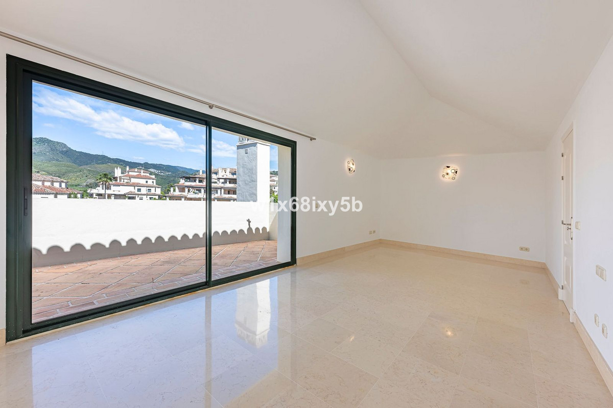 Ático de 3 Dormitorios y 4 Baños en venta en Benahavís