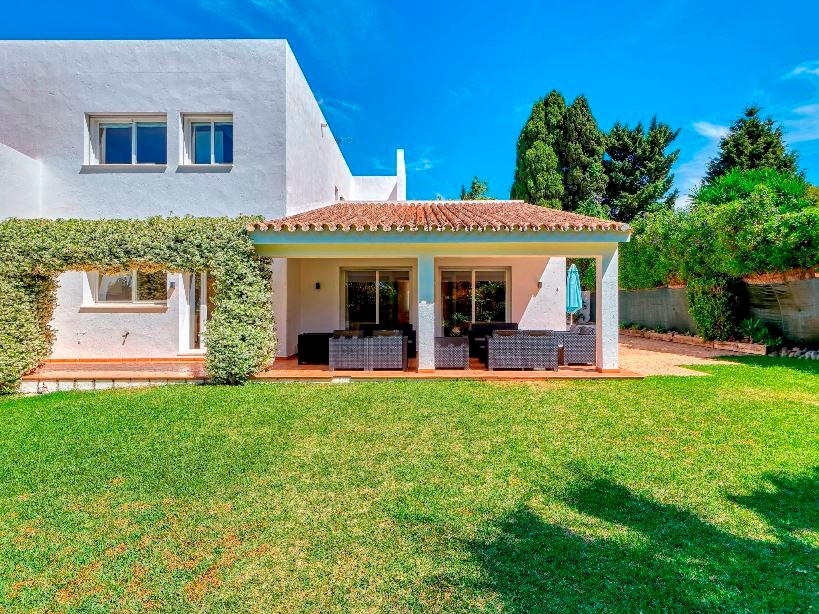 Casa de 6 Dormitorios en venta en La Alqueria, Estepona