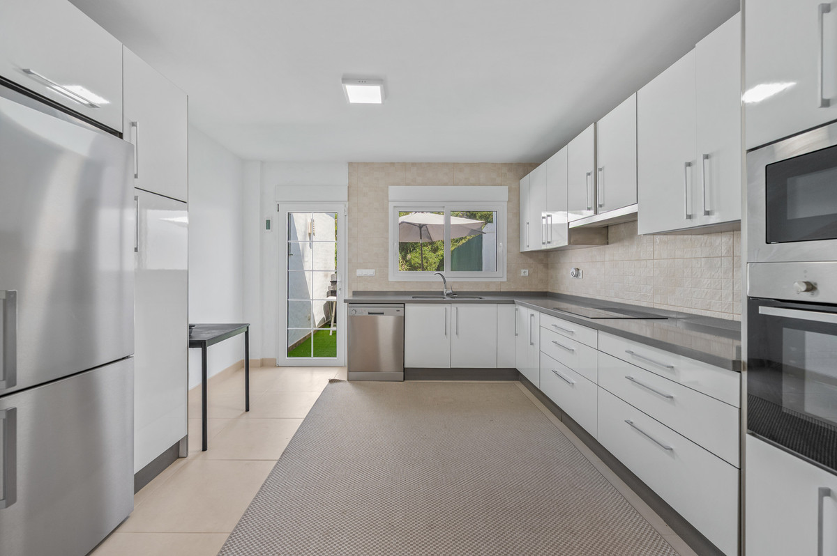 Casa de 4 Dormitorios en venta en Cabopino, Marbella