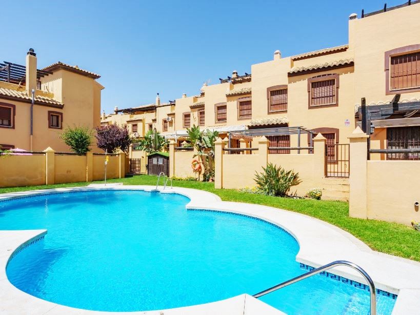 Casa Adosada de 3 Dormitorios y 3 Baños en venta en La Alqueria, Estepona