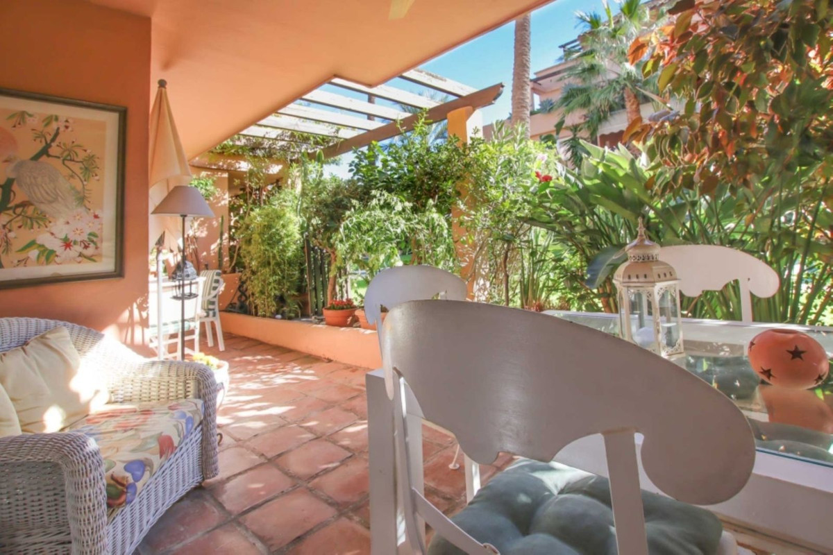 Piso de 2 Dormitorios en venta en Milla de Oro, Marbella