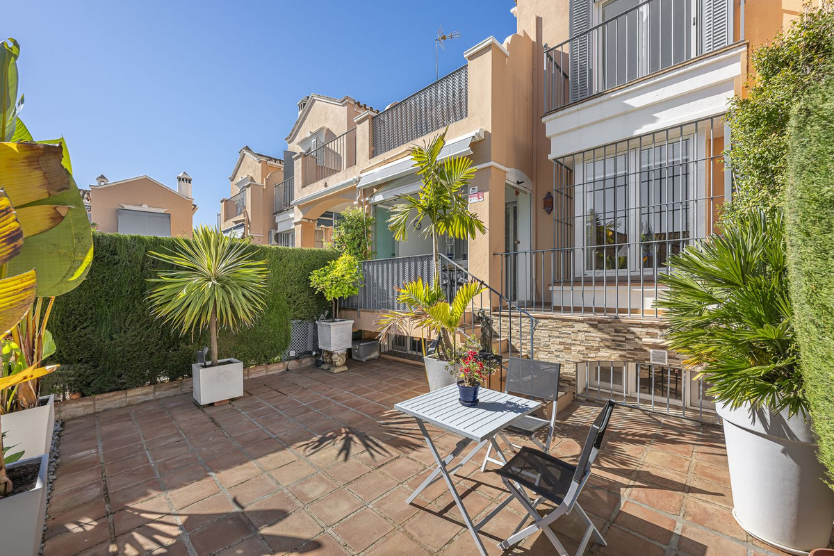 Casa Adosada de 3 Dormitorios y 3 Baños en venta en Marbella