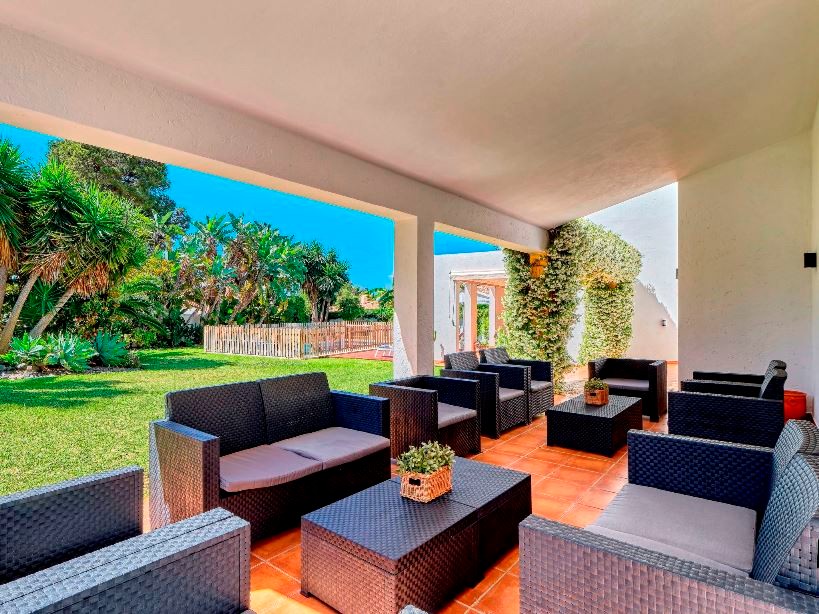 Casa de 6 Dormitorios en venta en La Alqueria, Estepona