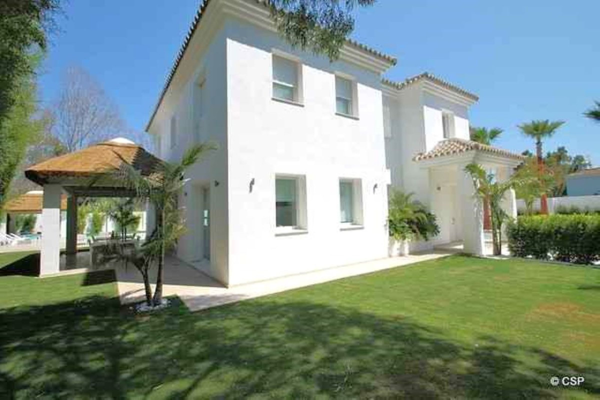 5 Bed, 4 Bath - Villa for Sale in Guadalmina Baja, San Pedro de Alcántara