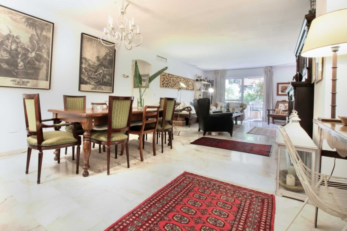 Piso de 2 Dormitorios en venta en Milla de Oro, Marbella