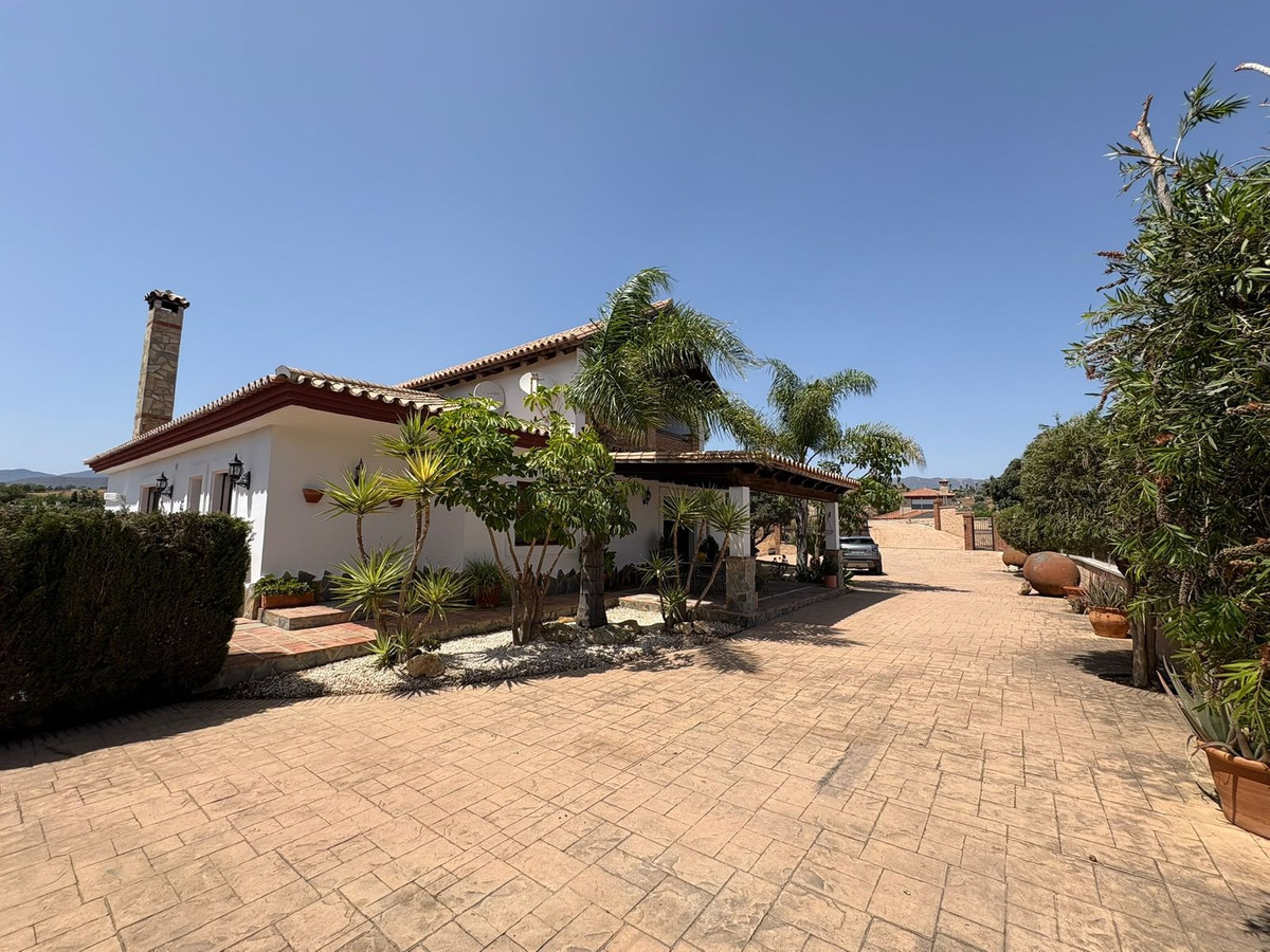 Casa de 5 Dormitorios y 5 Baños en alquiler en La Cala de Mijas
