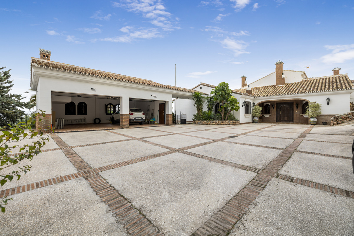 Casa de 13 Dormitorios y 13 Baños en venta en Alhaurin el Grande