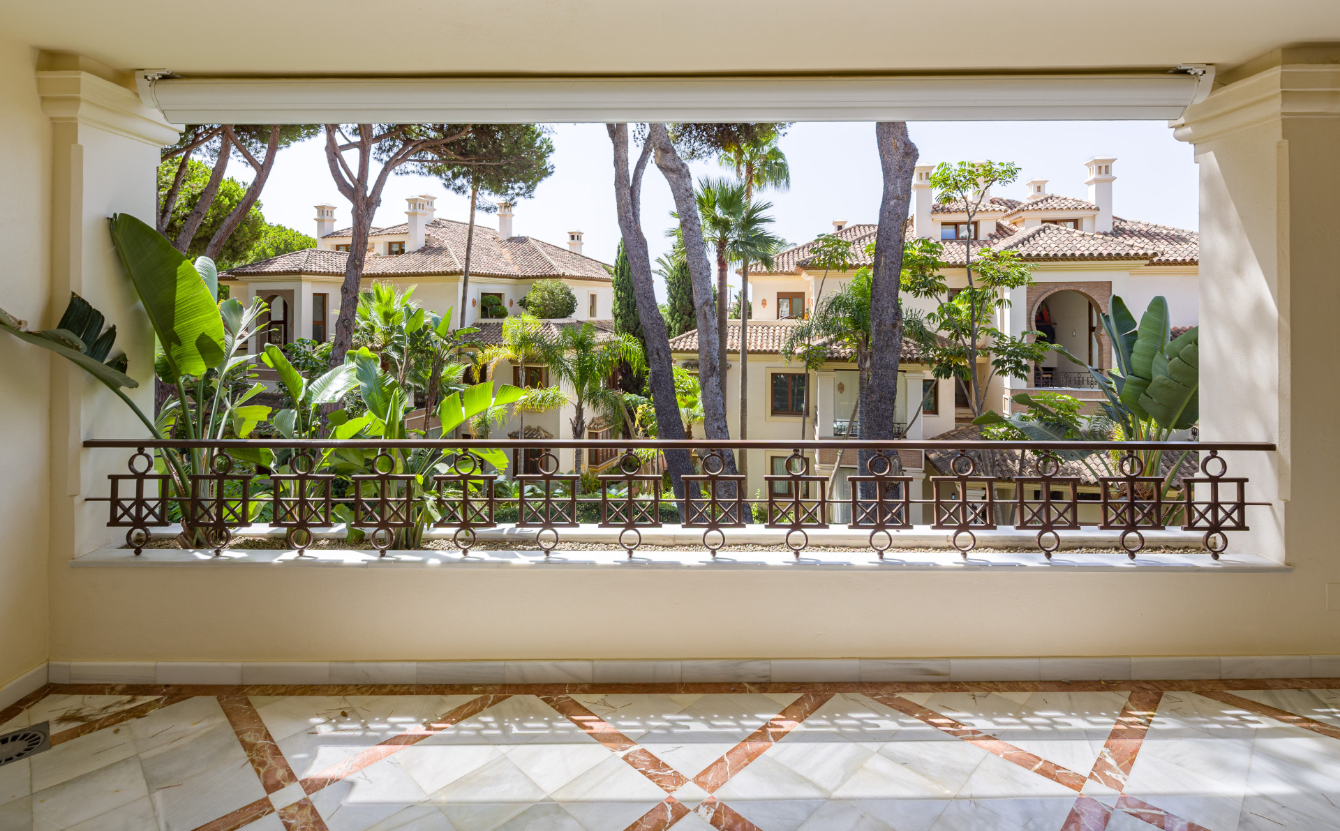 2 спални - Апартамент за продажба в Los Monteros, Marbella