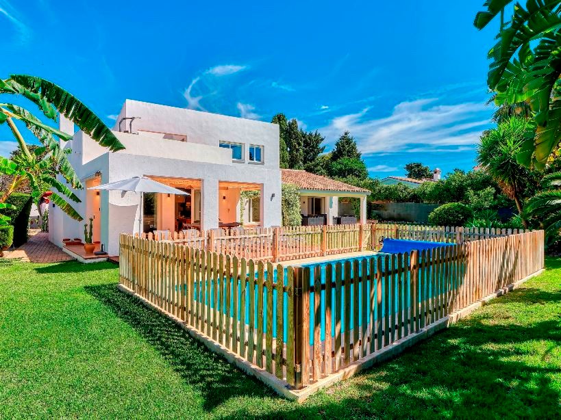 Casa de 6 Dormitorios en venta en La Alqueria, Estepona