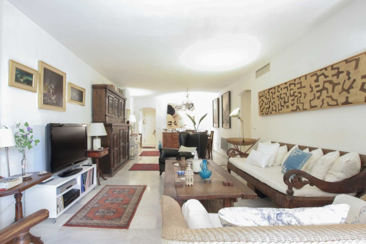 Piso de 2 Dormitorios en venta en Milla de Oro, Marbella