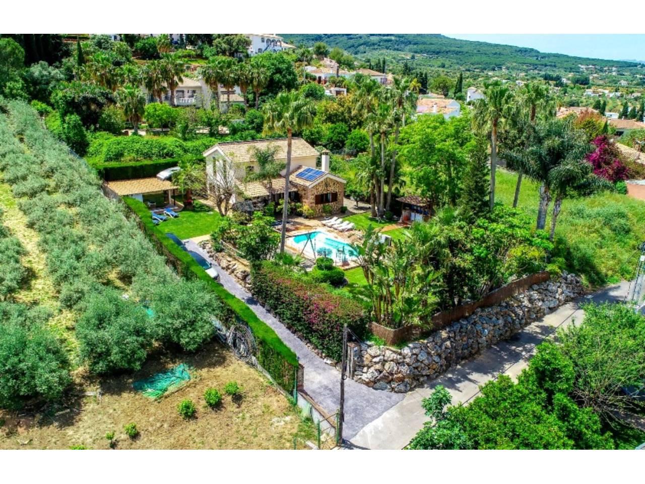 Casa Adosada de 5 Dormitorios y 4 Baños en venta en Málaga