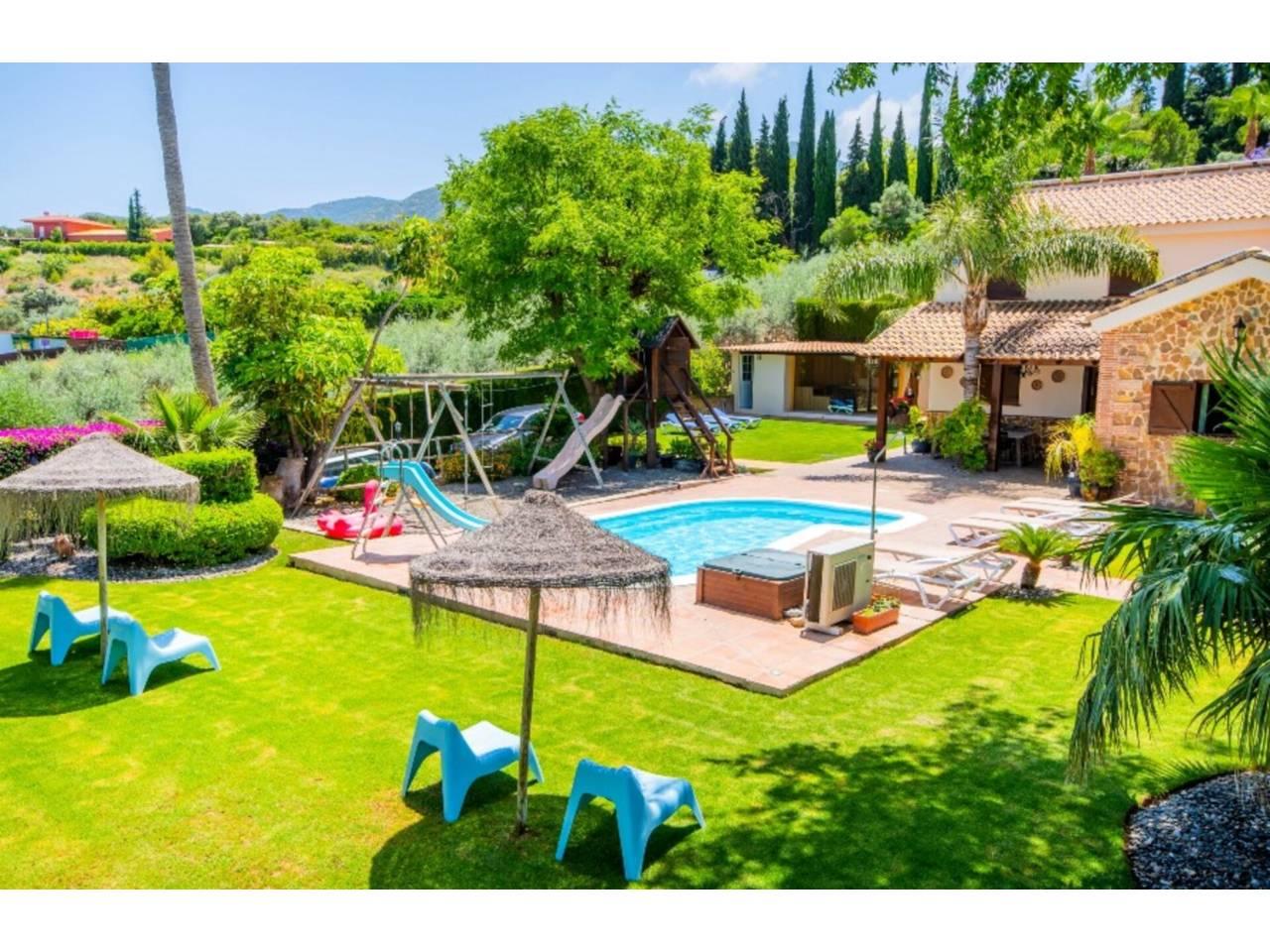 Casa Adosada de 5 Dormitorios y 4 Baños en venta en Málaga