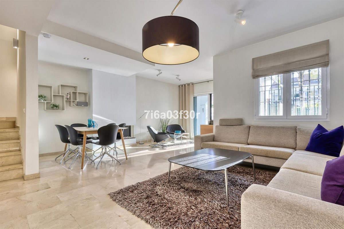 Casa Adosada de 5 Dormitorios y 3 Baños en venta en San Pedro de Alcántara