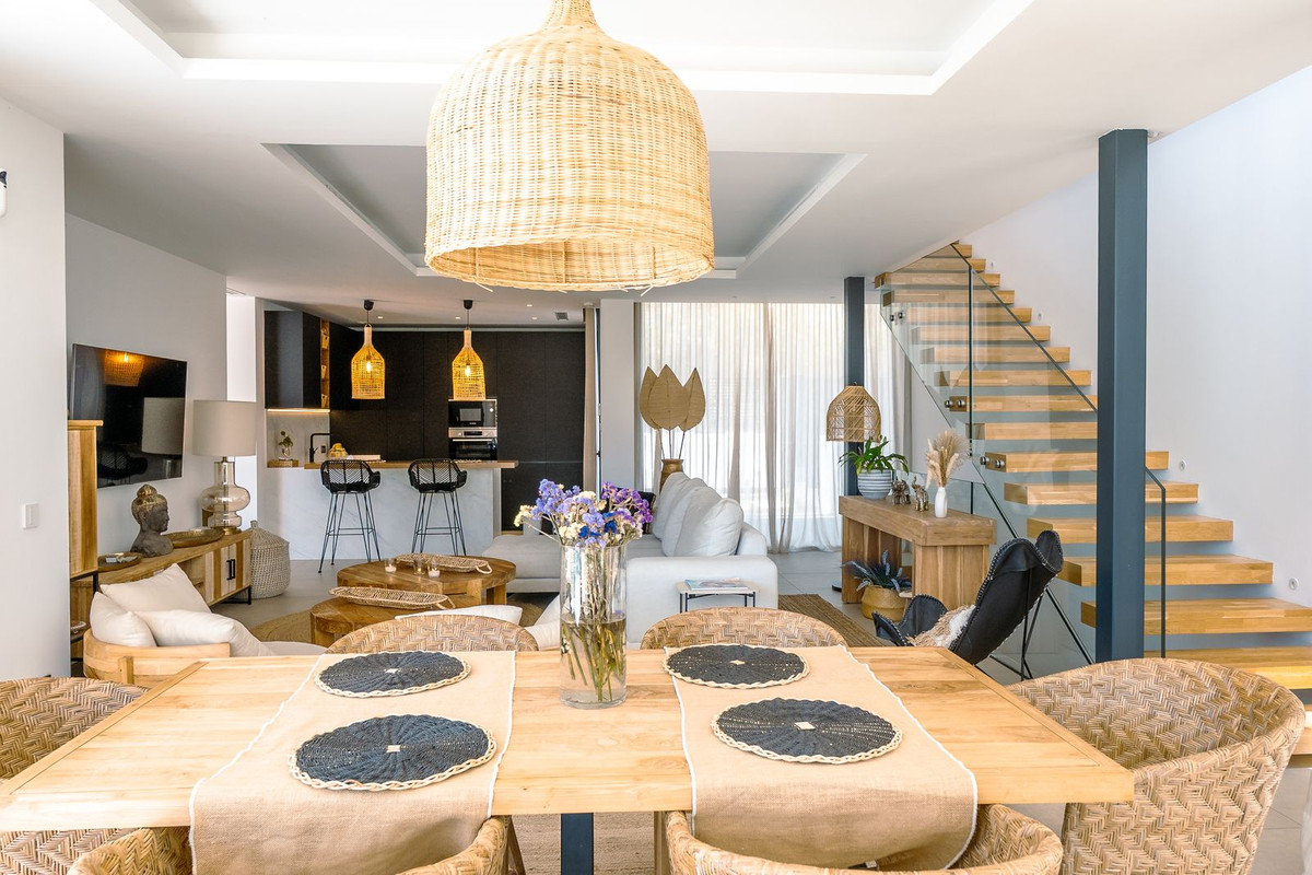 Casa de 4 Dormitorios en alquiler en Atalaya, Estepona