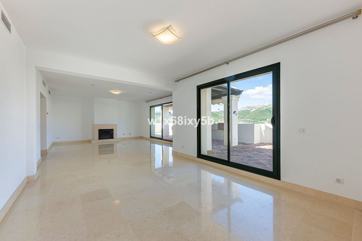 Ático de 3 Dormitorios y 4 Baños en venta en Benahavís