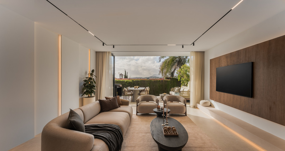 Casa Adosada de 3 Dormitorios y 3 Baños en venta en Nueva Andalucía, Marbella
