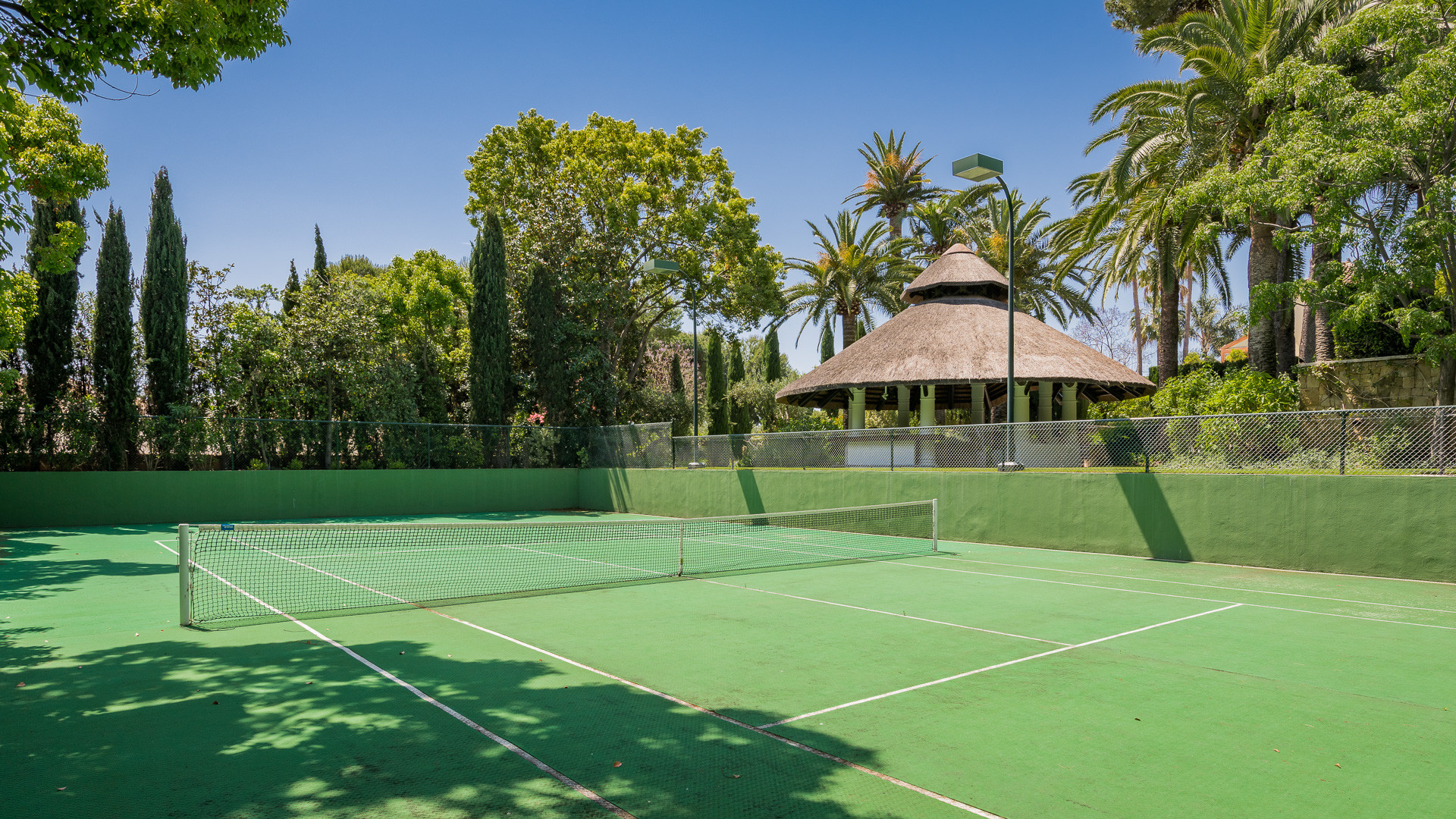 Casa de 9 Dormitorios en venta en Milla de Oro, Marbella