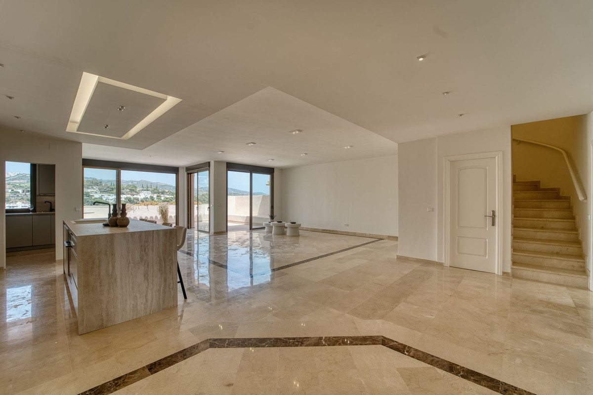 Ático de 4 Dormitorios y 4 Baños en alquiler en Marbella