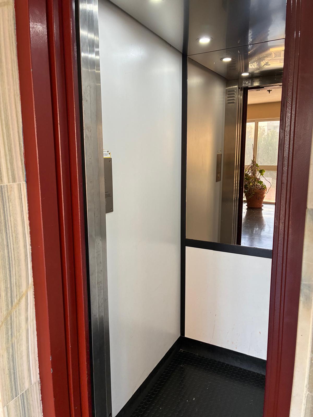 Piso de 2 Dormitorios en venta en Playamar, Torremolinos
