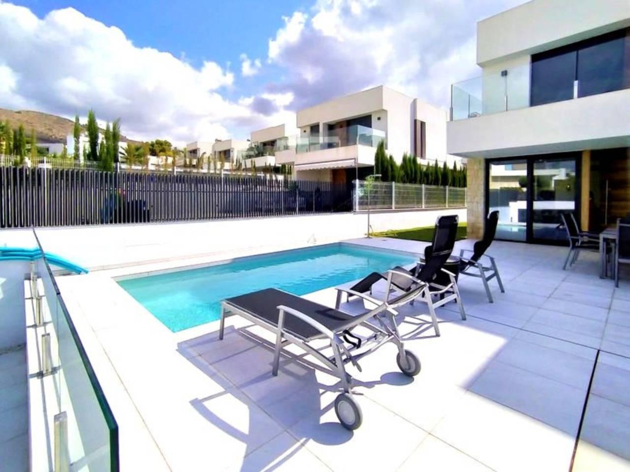 Casa Adosada de 3 Dormitorios y 3 Baños en venta en Benidorm Centro Urbano