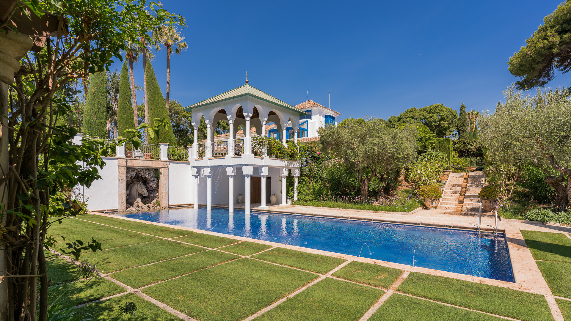 Casa de 9 Dormitorios en venta en Milla de Oro, Marbella