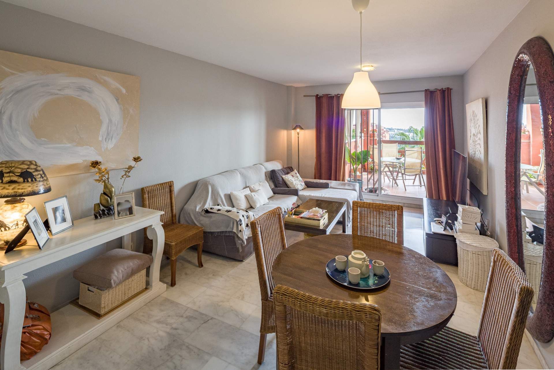 Piso de 2 Dormitorios y 2 Baños en venta en Las Chapas, Marbella