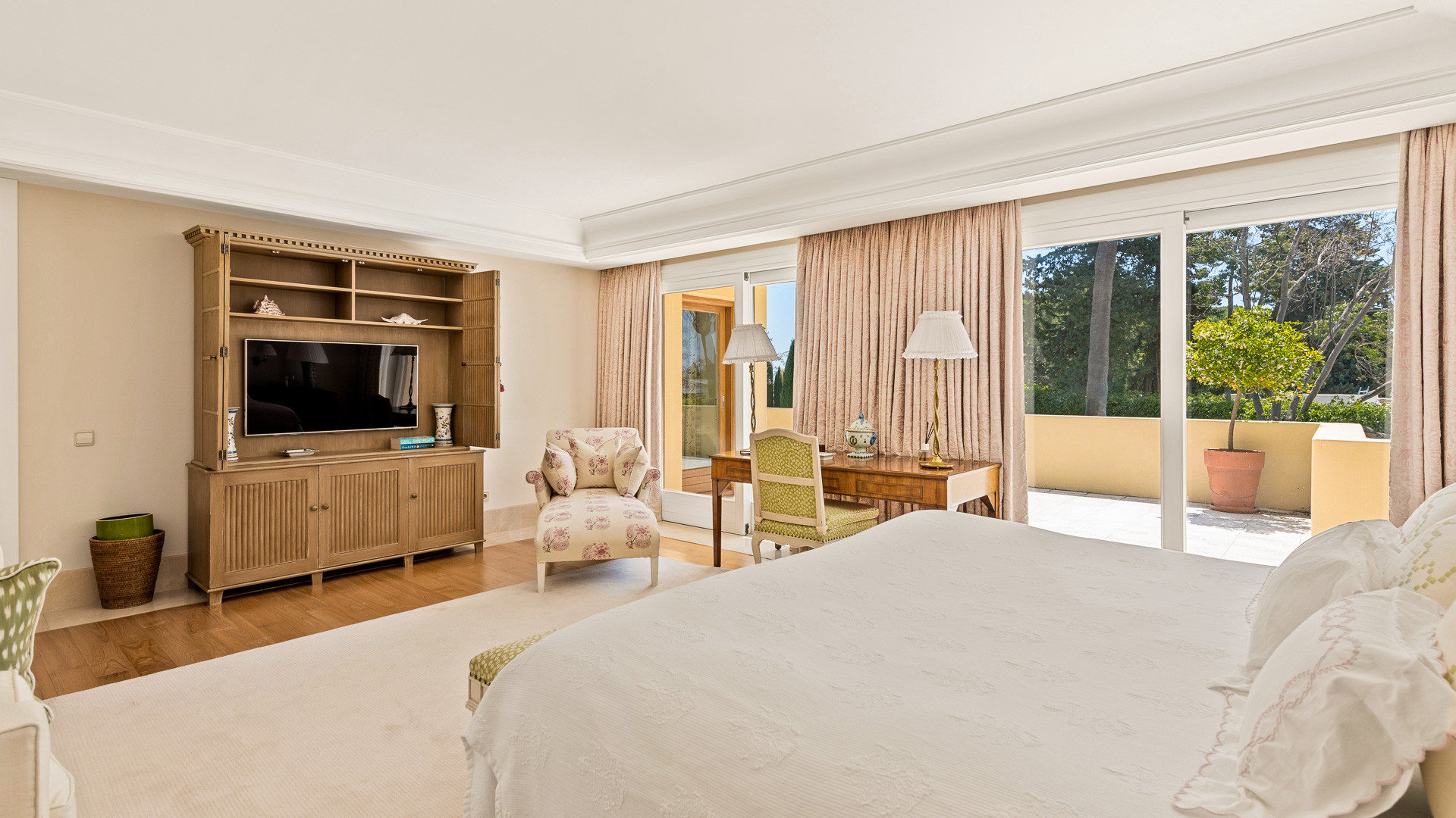 Casa de 9 Dormitorios en venta en Milla de Oro, Marbella