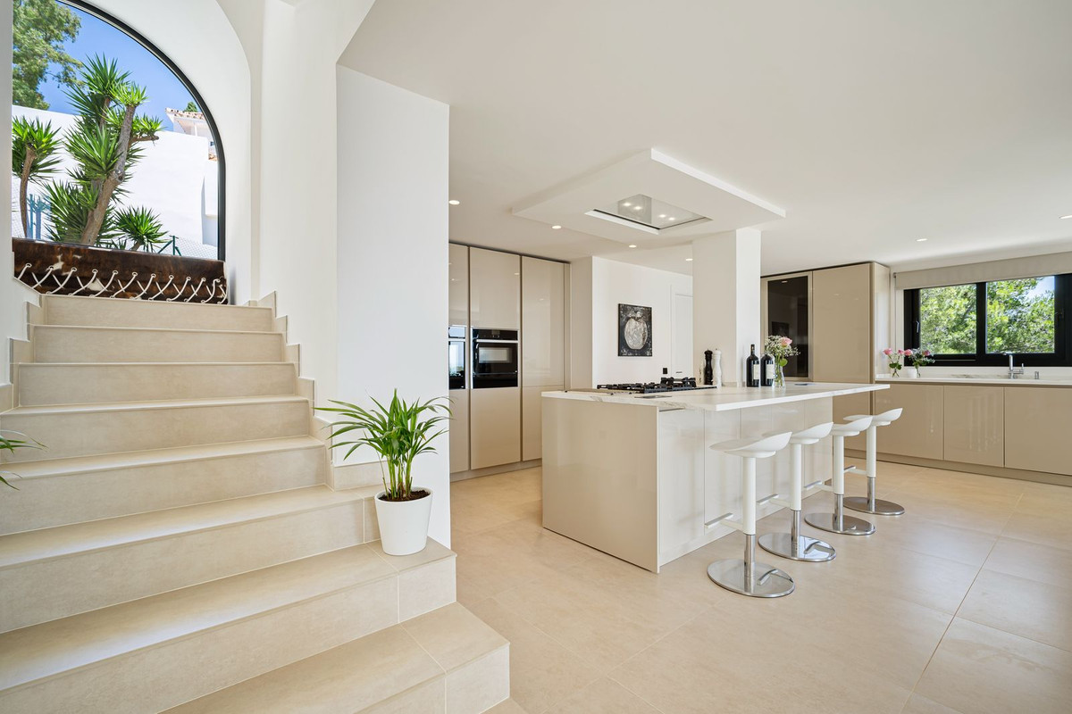 5 спални, 5 бани - Вила за продажба в Nueva Andalucia, Marbella