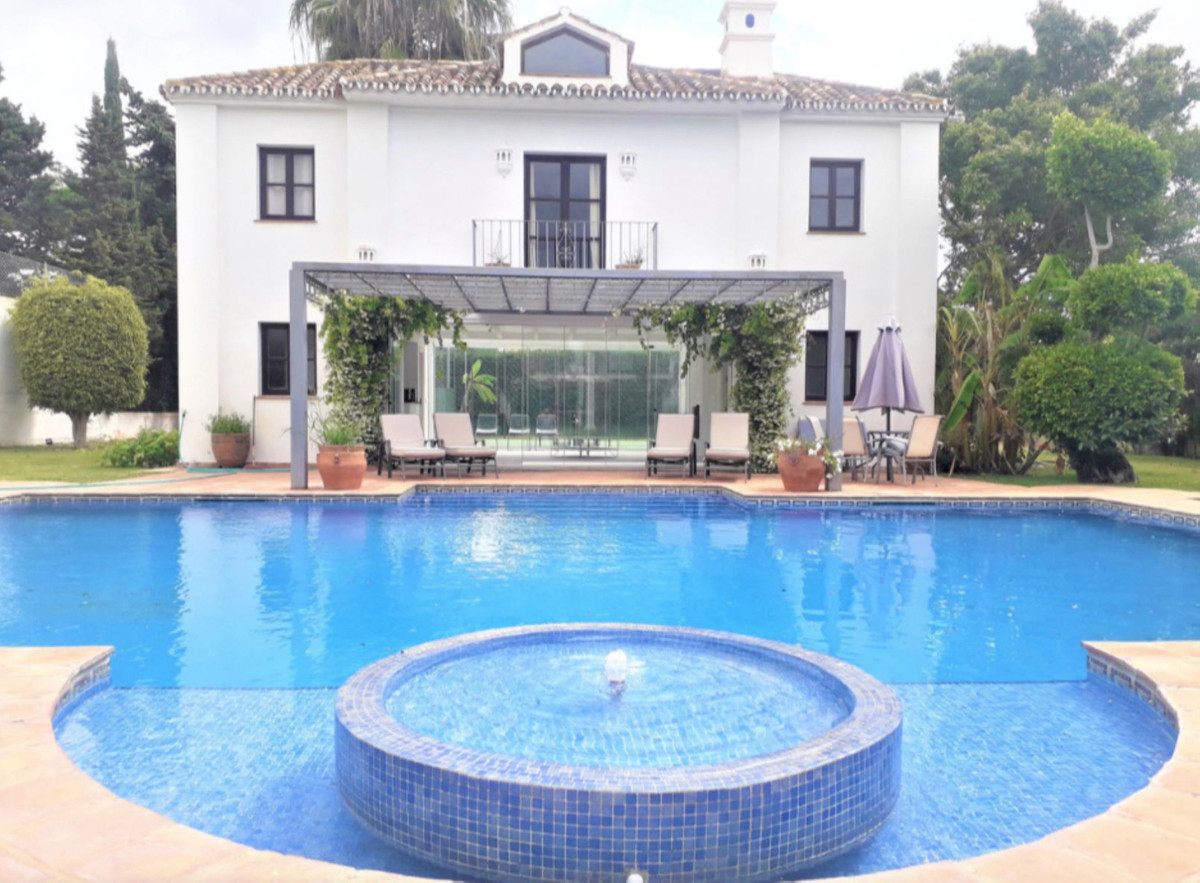 Casa de 5 Dormitorios en venta en Guadalmina Baja, San Pedro de Alcántara